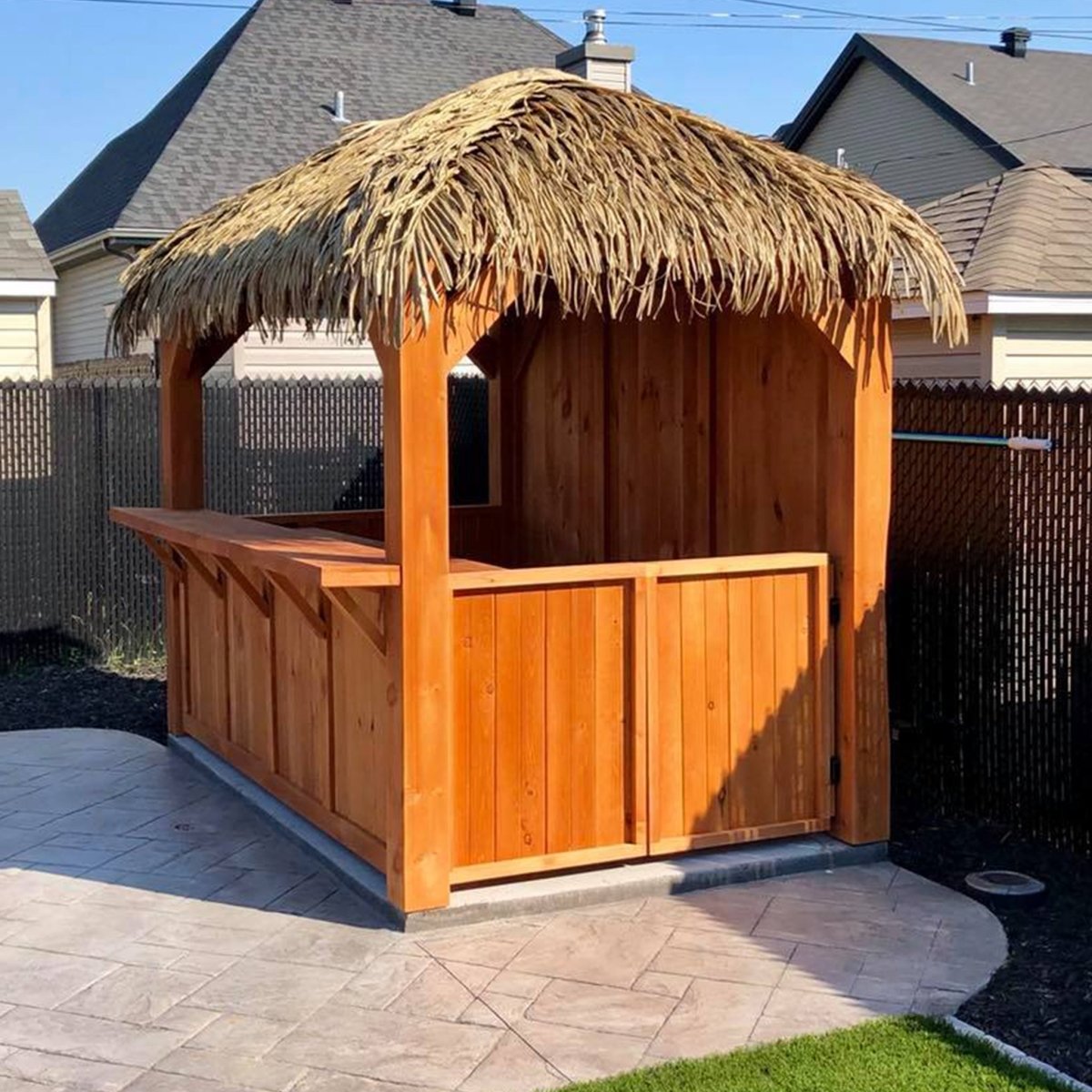 Structure de bar extérieur en bois avec couverture en feuilles de palme artificiel - Boutique Palmex