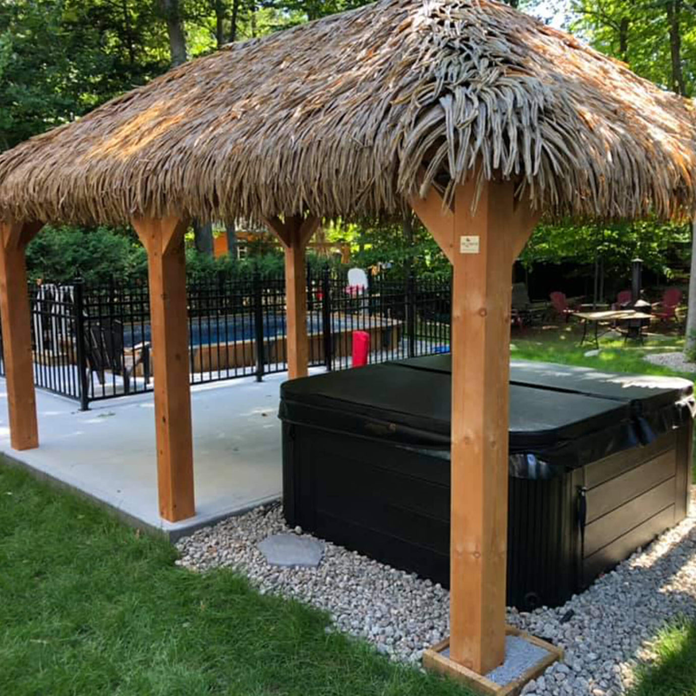 Pergola en bois servant d'abri pour spa avec un recouvrement en feuilles de palmier Palmita - Boutique Palmex