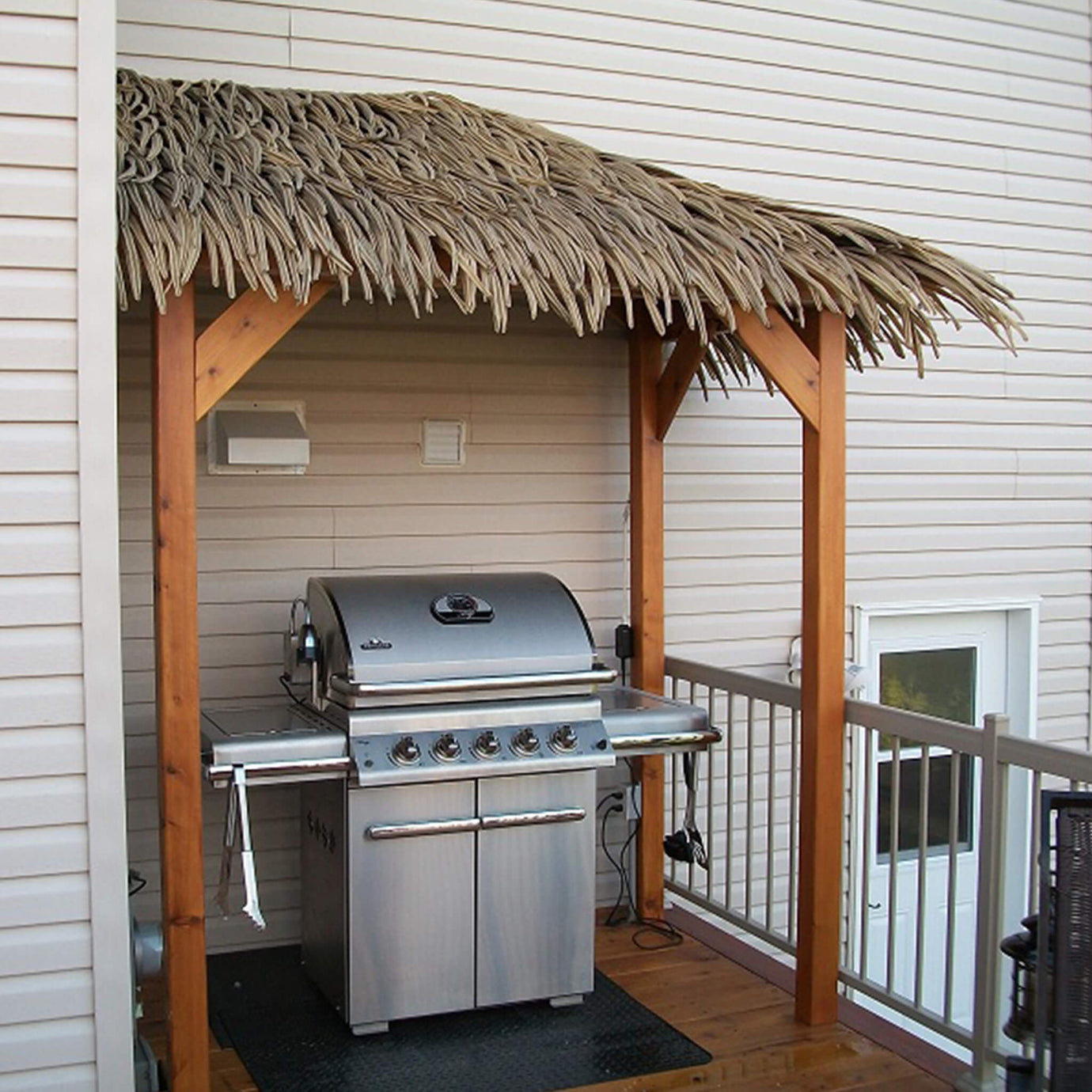 Petit coin barbecue avec un abris en bois et une toiture en feuilles de palmier Palmita - Boutique Palmex