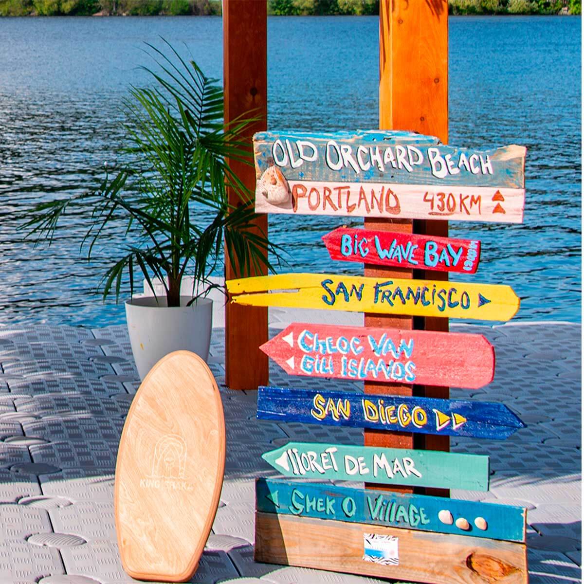 Pancarte de bois affichant des destinations de voyages au soleil - Boutique Palmex