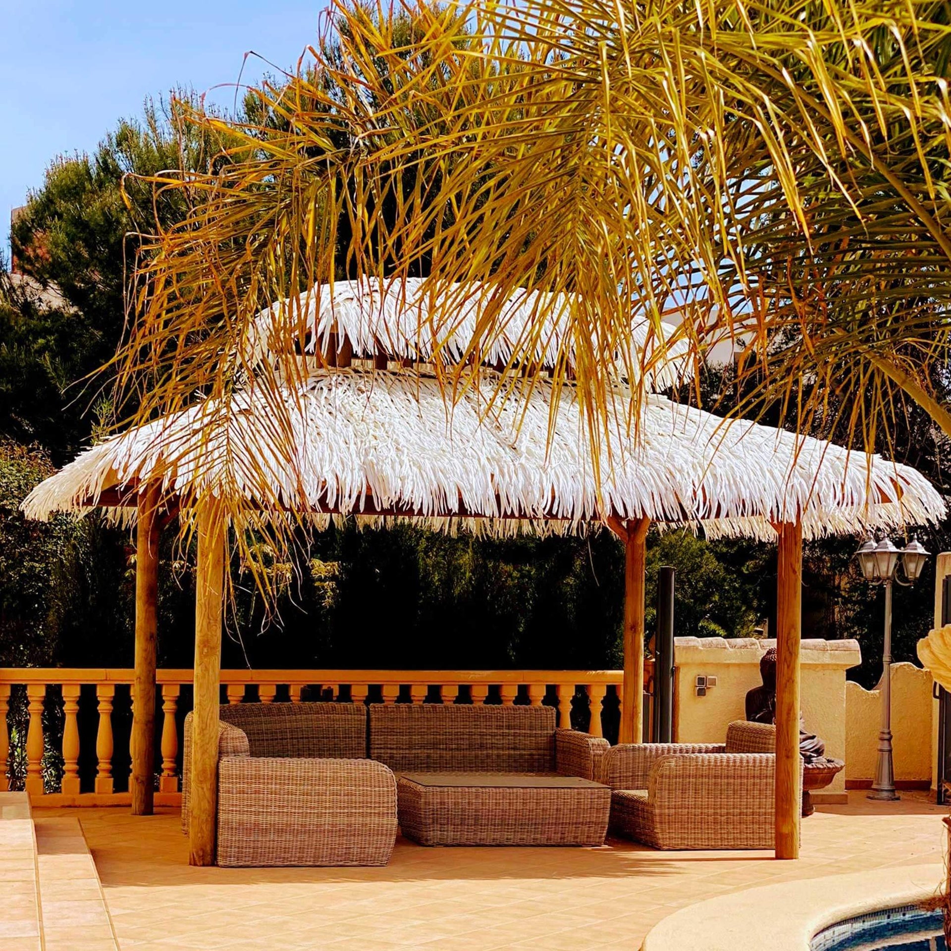 Pergola extérieure avec toiture tropicale en palme synthétique blanc - Boutique Palmex