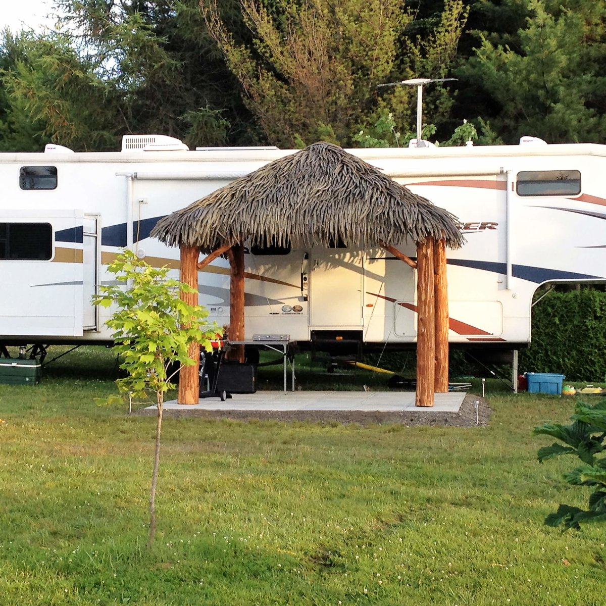 Gazebo tropical dans un camping avec une couverture en feuilles de palmier artificiel - Boutique Palmex